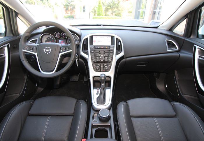 Χωρίς αλλαγές σε σχέση με τα υπόλοιπα Astra, παρουσιάζεται το εσωτερικό της αυτόματης έκδοσης του μοντέλου της Opel. 
